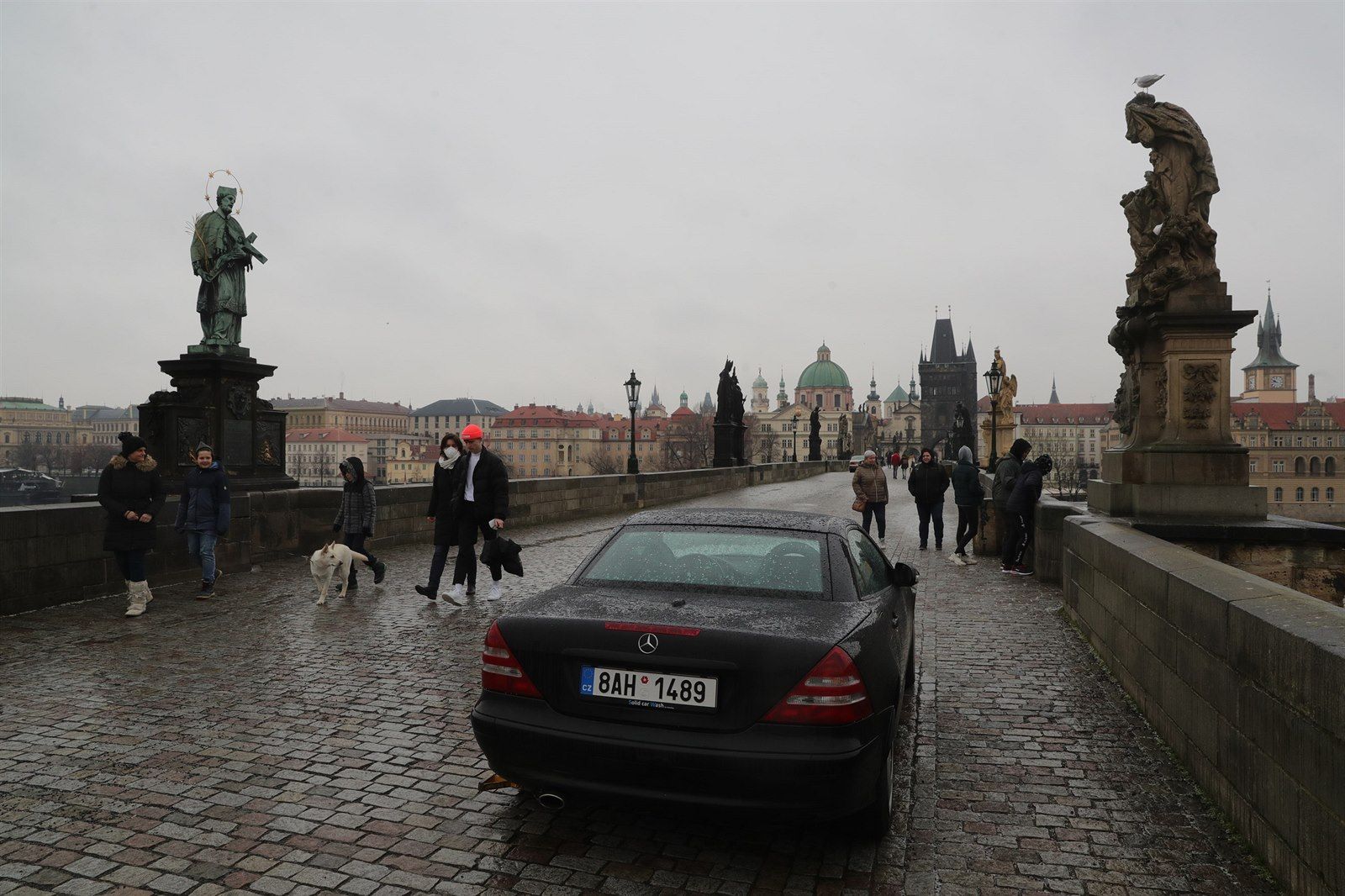 Předseda spolku zaparkoval 3 vozidla na Karlův most bez povšimnutí strážníků Městské policie 🚗