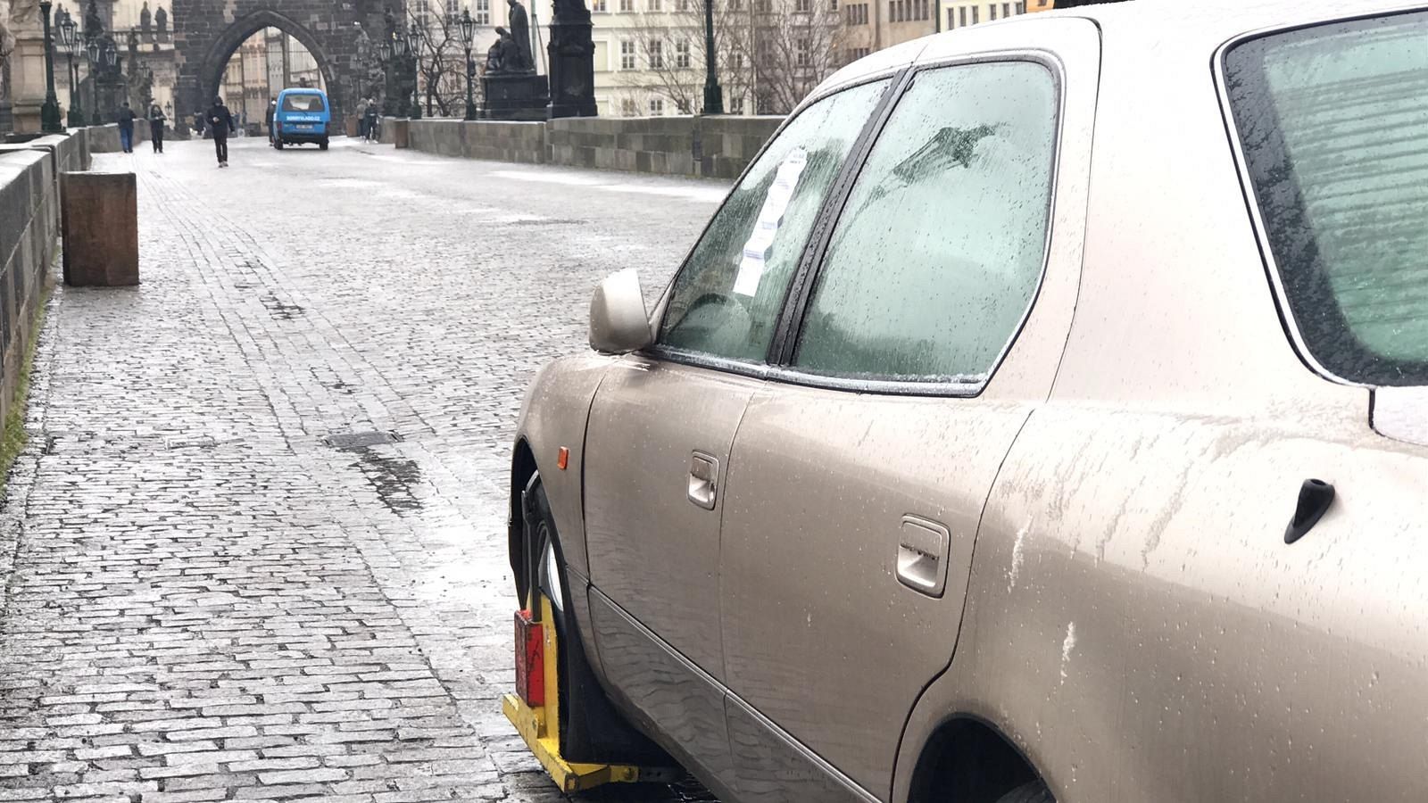 Předseda spolku zaparkoval 3 vozidla na Karlův most bez povšimnutí strážníků Městské policie 🚗