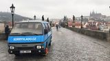 Předseda spolku zaparkoval 3 vozidla na Karlův most bez povšimnutí strážníků Městské policie 🚗
